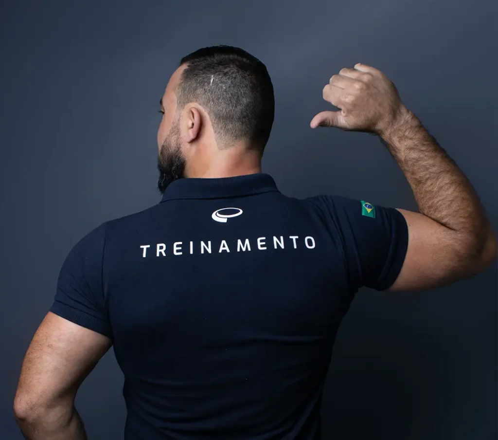 CONVERSA DE MESTRE – EVENTOS PRESENCIAIS A Embramaco e a ABC da Construção convidam você para uma série de treinamentos presenciais voltados aos profissionais que buscam evoluir na instalação de placas cerâmicas e porcelanatos. Durante o encontro, Gustavo Azulejista compartilhará conhecimento técnico e experiências reais de obra, abordando desde a escolha correta do revestimento até as melhores práticas de instalação, sempre com foco em desempenho, qualidade e conformidade com as normas técnicas. Entre os principais temas abordados: * Classificação e características das placas cerâmicas; * Diferenças entre porcelanatos, grês, semigrês e revestimentos cerâmicos; * Critérios para especificação conforme o local de uso; * Principais erros de instalação e como evitá-los; * Boas práticas de assentamento e acabamento; * Tendências do mercado e tecnologias aplicadas aos revestimentos cerâmicos. Uma oportunidade para trocar experiências, esclarecer dúvidas e aprofundar conhecimentos técnicos com quem vive o dia a dia da obra. Realização: Embramaco e ABC da Construção. Palestrante: Gustavo Azulejista.