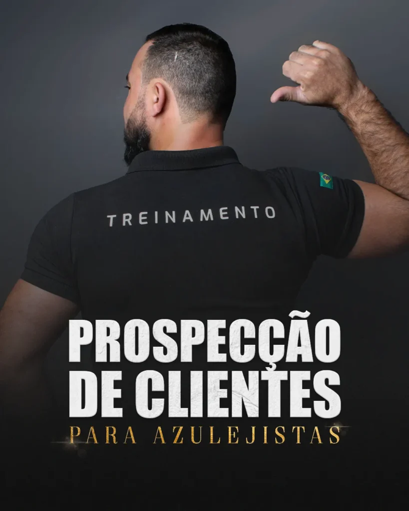Homem de costas usando camiseta preta com a frase “TREINAMENTO” e o texto de destaque “PROSPECCAO DE CLIENTES” e “PARA AZULEJISTAS”, em fundo cinza, sugerindo campanha de treinamento e prospecção de clientes.